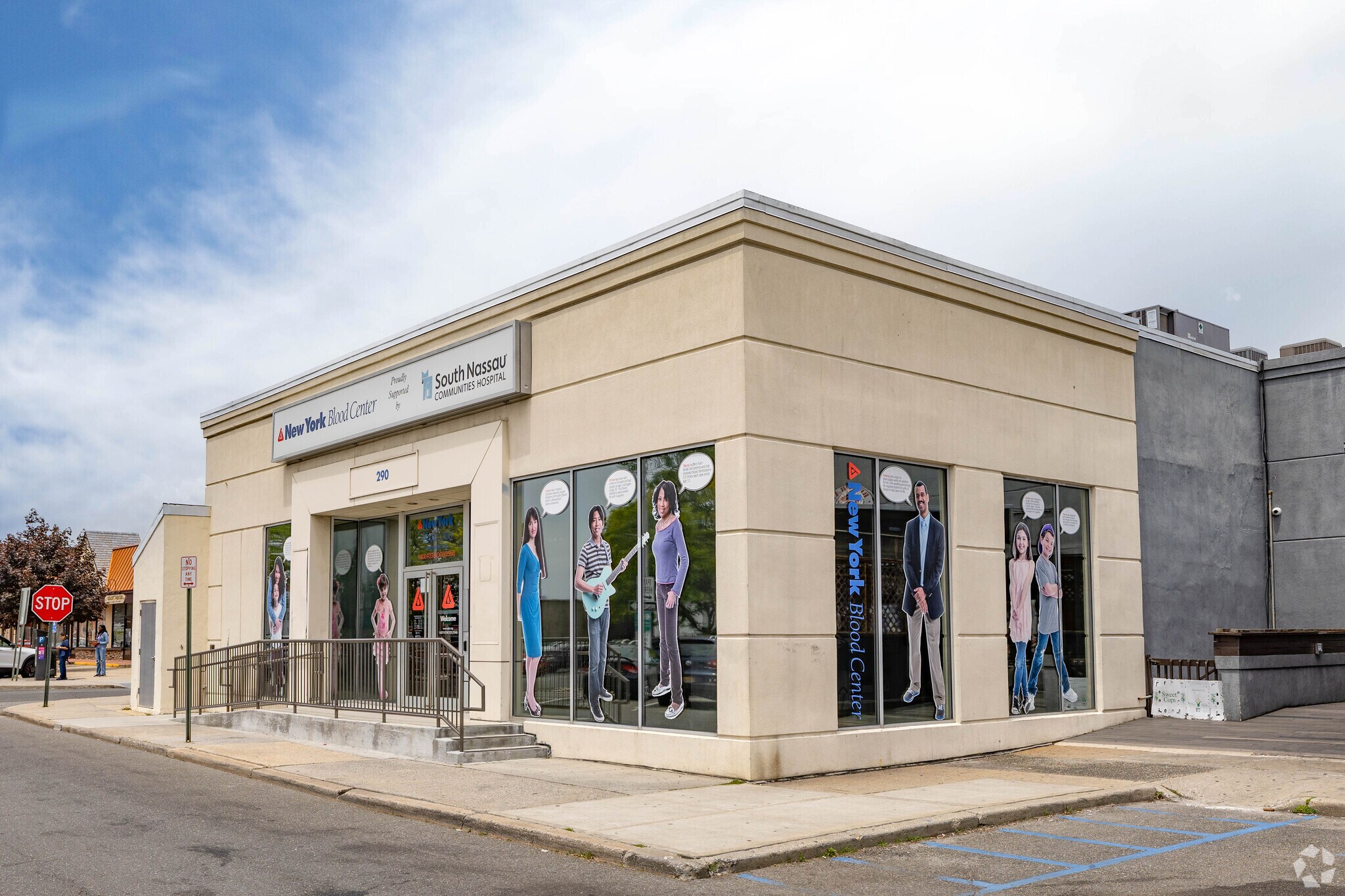 290 Sunrise Hwy, Rockville Centre, NY à louer Photo principale– Image 1 sur 6