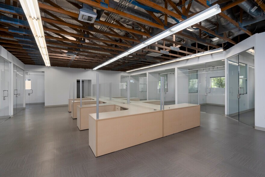 7543 Woodley Ave, Van Nuys, CA à louer - Photo de l’immeuble – Image 2 sur 14