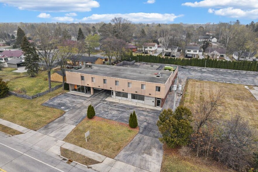8050 N Port Washington Rd, Fox Point, WI à vendre - Photo principale – Image 1 sur 9