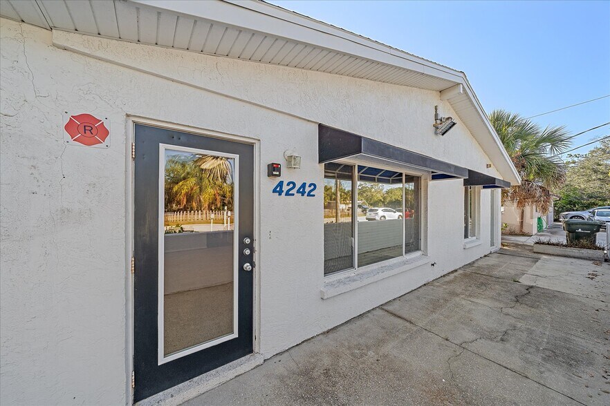 4242 McIntosh Ln, Sarasota, FL à vendre - Photo de l’immeuble – Image 3 sur 25
