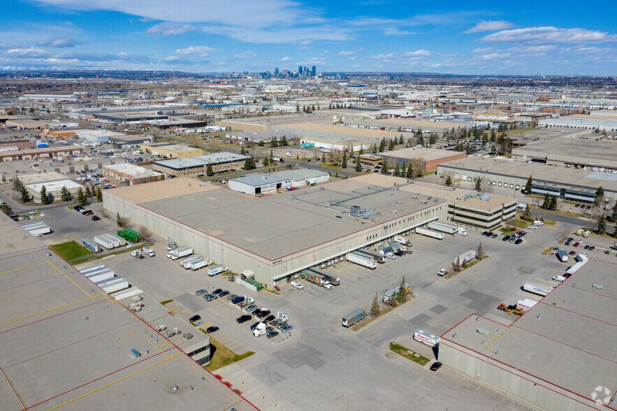 4639 72nd Ave SE, Calgary, AB à louer - Aérien – Image 2 sur 3
