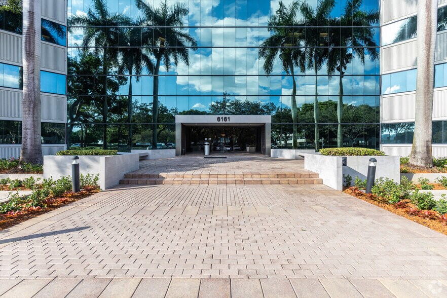 5775 Blue Lagoon Dr, Miami, FL à louer - Photo de l’immeuble – Image 2 sur 22