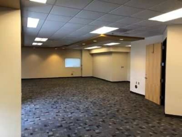 165 E Charles St, Mount Angel, OR à louer - Photo intérieure – Image 3 sur 9