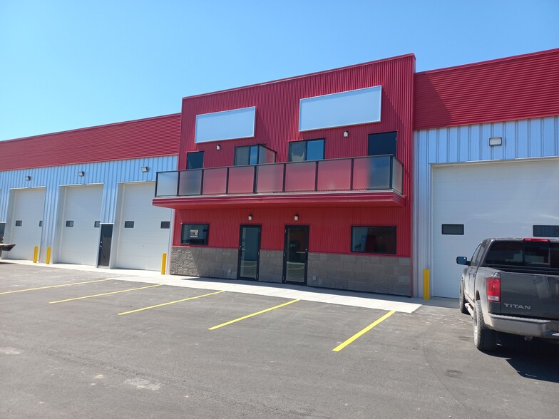 285127 Frontier Rd, Calgary, AB à louer - Photo de l’immeuble – Image 3 sur 8