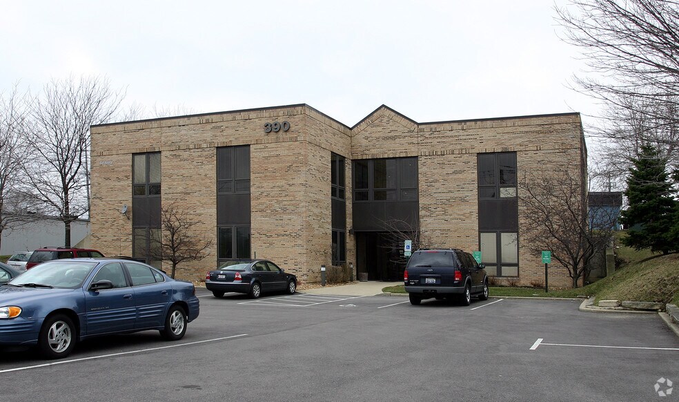 390 E Devon Ave, Roselle, IL à louer - Photo de l’immeuble – Image 2 sur 25