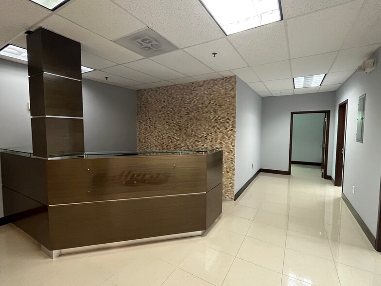 2550 S Bayshore Dr, Coconut Grove, FL à louer - Photo de l’immeuble – Image 2 sur 10
