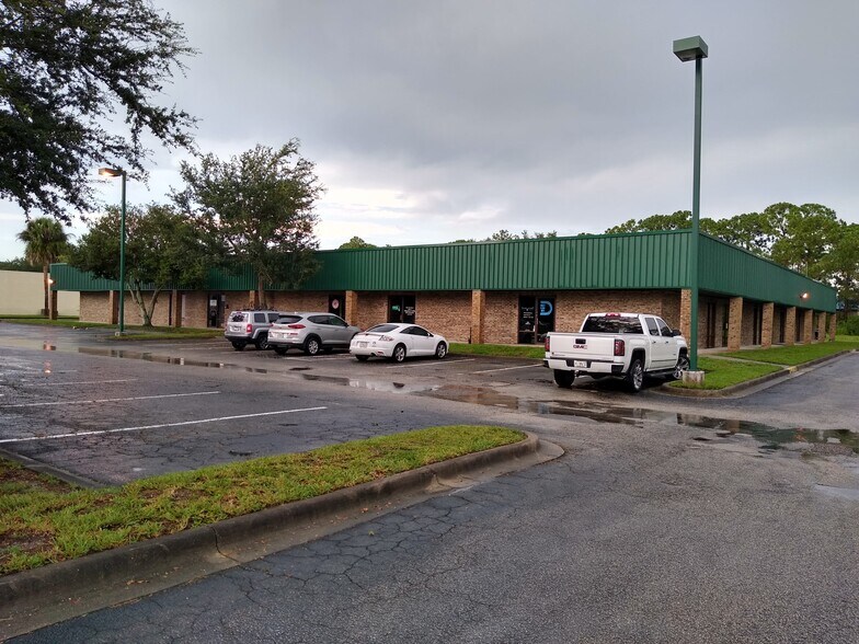 305 East Dr, Melbourne, FL à louer - Photo de l’immeuble – Image 1 sur 15