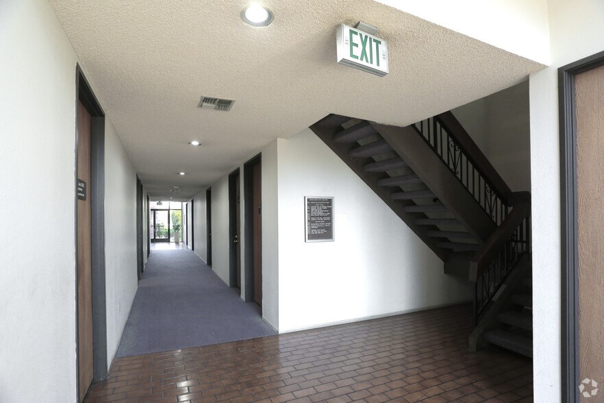 12225 South St, Cerritos, CA à vendre - Hall d’entrée – Image 3 sur 4