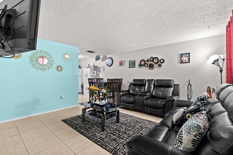 8040 47th Ave N, Saint Petersburg, FL à vendre - Photo de l’immeuble – Image 3 sur 12