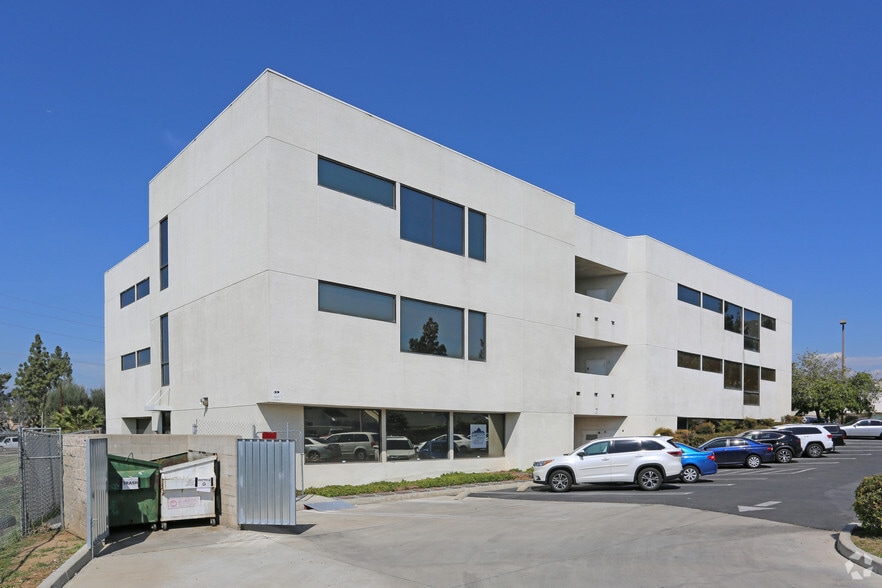 22365 Barton Rd, Grand Terrace, CA à louer - Photo de l’immeuble – Image 3 sur 3