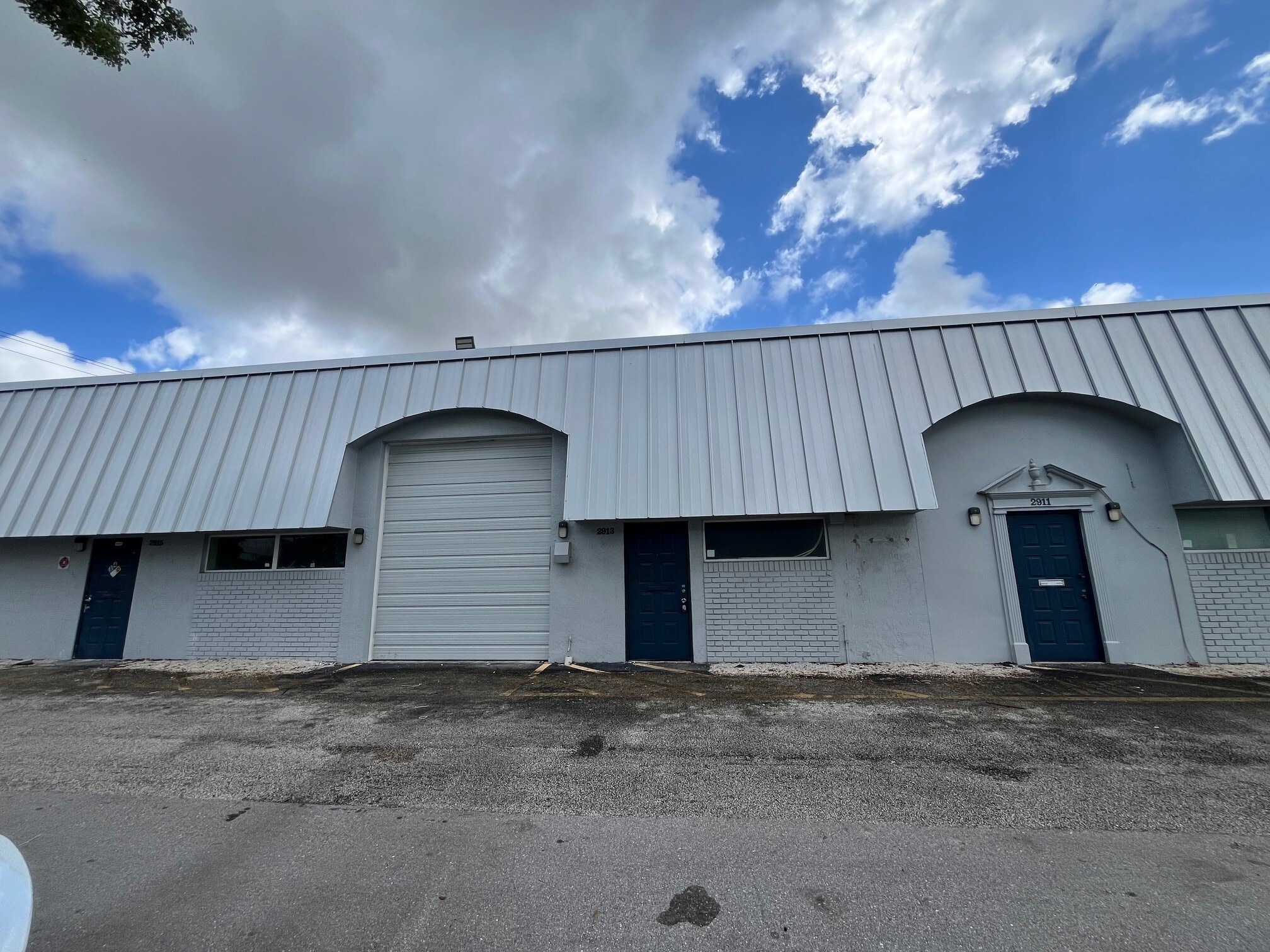2696 NW 31st Ave, Lauderdale Lakes, FL à louer Photo de l’immeuble– Image 1 sur 7