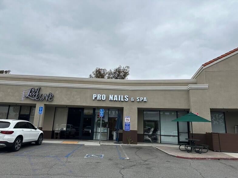 320 Bristol St, Costa Mesa, CA à louer - Photo de l’immeuble – Image 3 sur 5