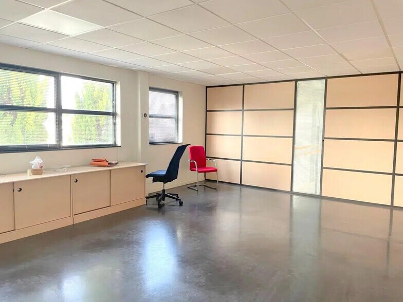 Bureau dans Poissy à louer - Photo de l’immeuble – Image 3 sur 7