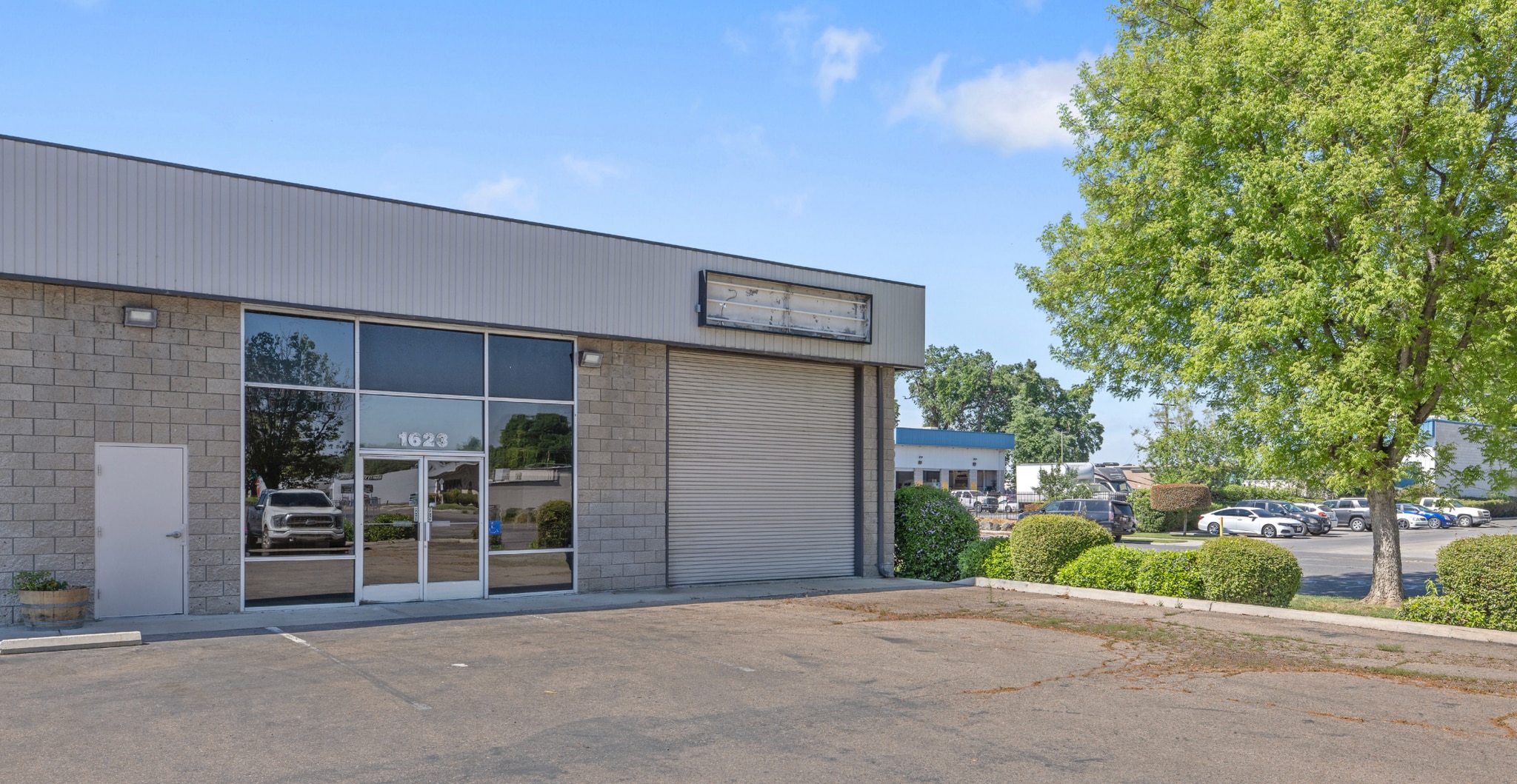 1623 E Main St, Visalia, CA à louer Photo principale– Image 1 sur 7