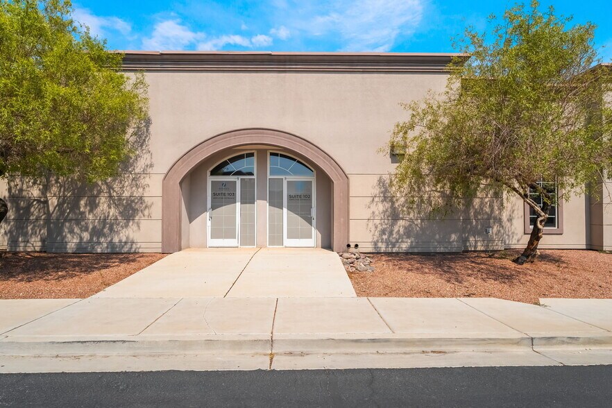 8665 S Eastern Ave, Las Vegas, NV à louer - Photo de l’immeuble – Image 2 sur 31