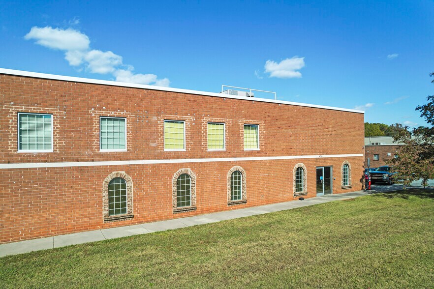 4795 Commercial Plaza St, Winston-Salem, NC à vendre - Photo de l’immeuble – Image 2 sur 13