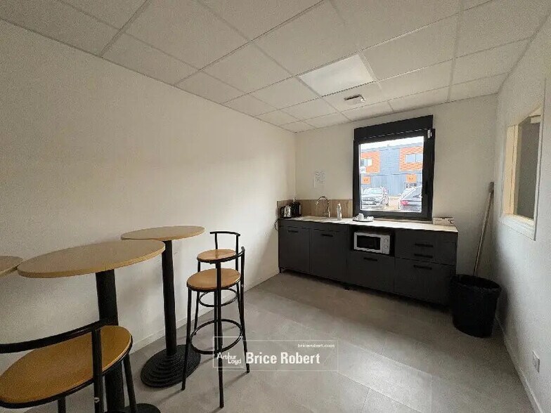 Local d'activités dans Vaulx-Milieu à vendre - Photo intérieure – Image 2 sur 6