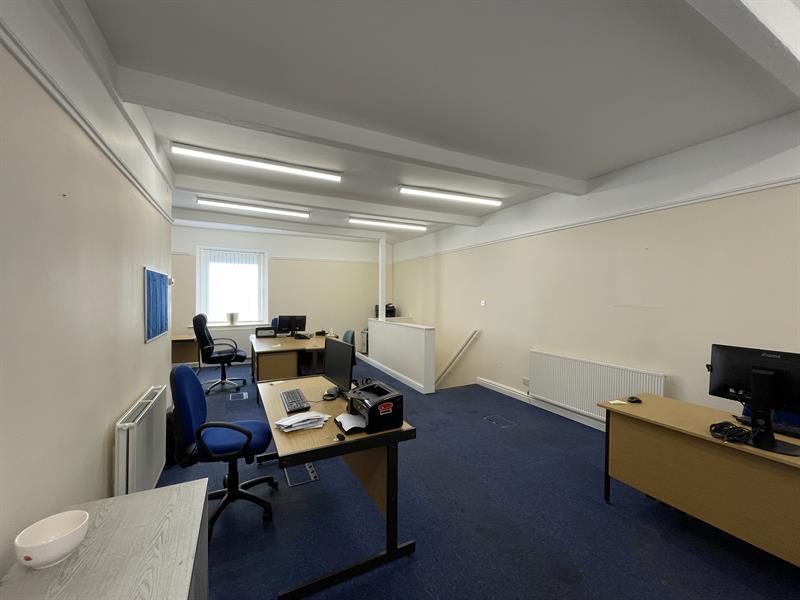 36-38 Dunford Rd, Holmfirth, WYK HD9 2DP - Lot 38 Dunford -  - Photo intérieure - Image 1 of 3