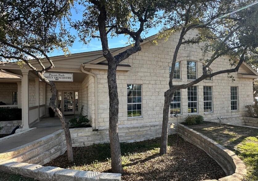 12335 Hymeadow Dr, Austin, TX à vendre - Photo de l’immeuble – Image 2 sur 21