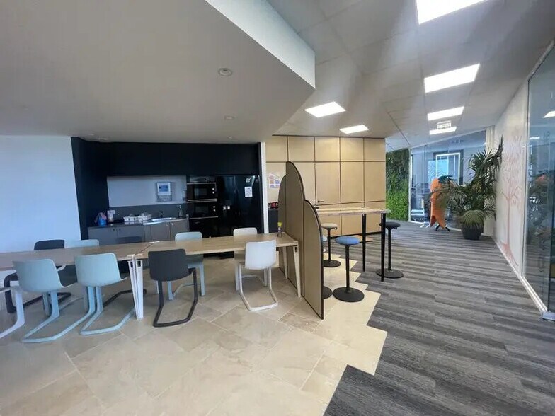 Bureau dans Eysines à louer - Photo de l’immeuble – Image 1 sur 10