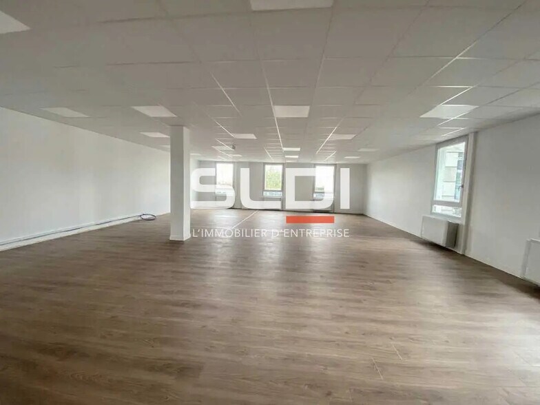 Bureau dans Bron à louer - Photo de l’immeuble – Image 2 sur 3