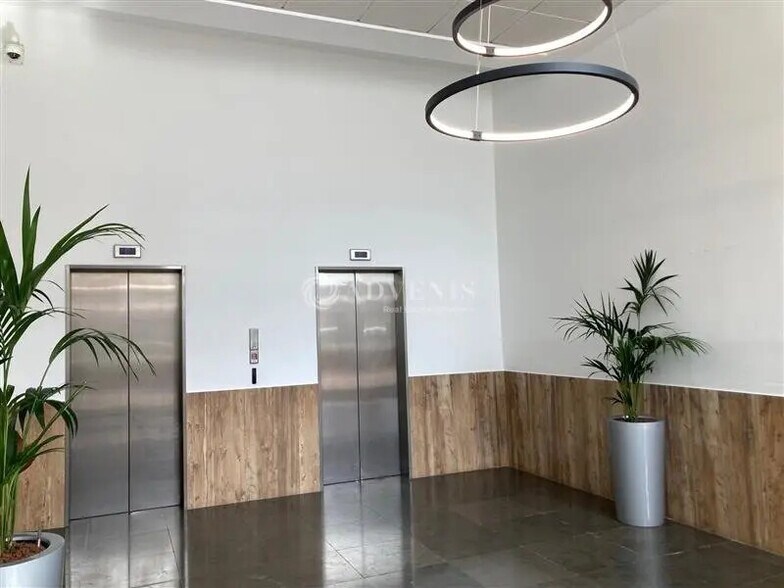 Bureau dans Montigny-le-Bretonneux à louer - Photo de l’immeuble – Image 2 sur 9