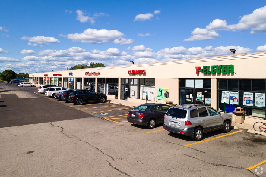 355-399 S Prospect Ave, Bartlett, IL à louer - Photo de l’immeuble – Image 1 sur 13
