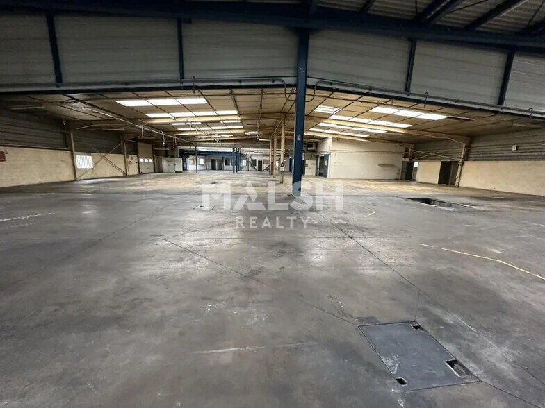 Local d’activités dans Décines-Charpieu à louer - Photo de l’immeuble – Image 3 sur 31