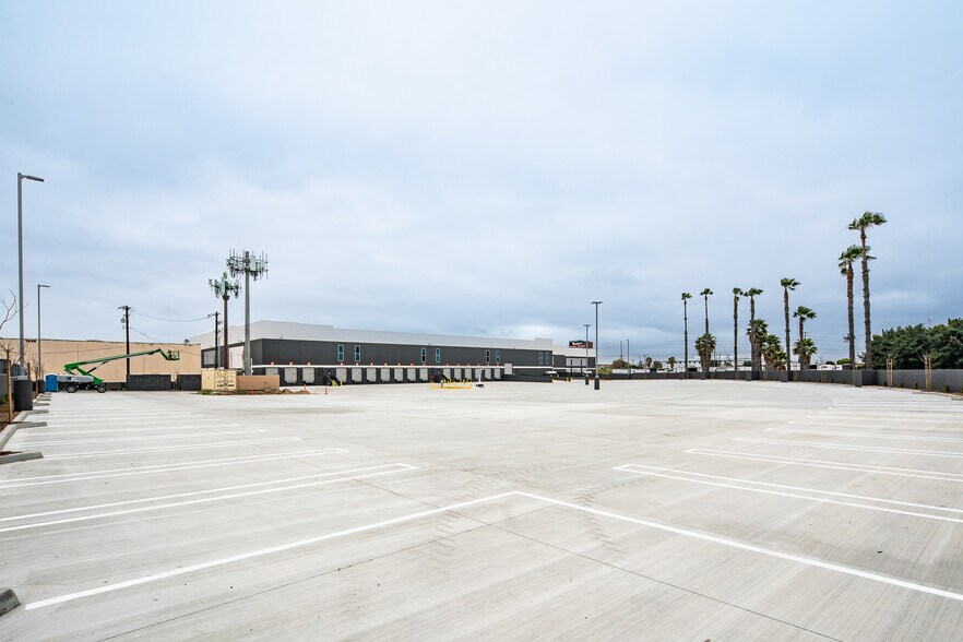 1500 S Raymond Ave, Fullerton, CA à louer - Photo de l’immeuble – Image 2 sur 11