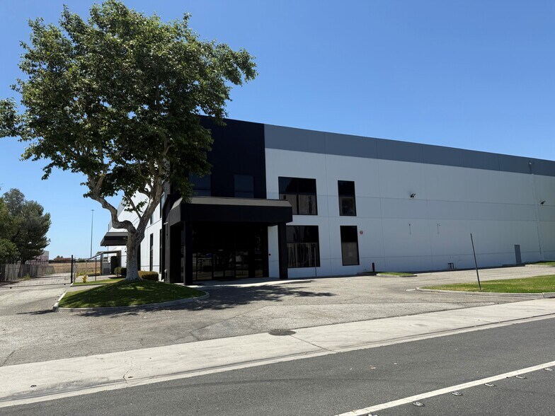 14001-14003 Orange Ave, Paramount, CA à louer - Photo de l’immeuble – Image 3 sur 5