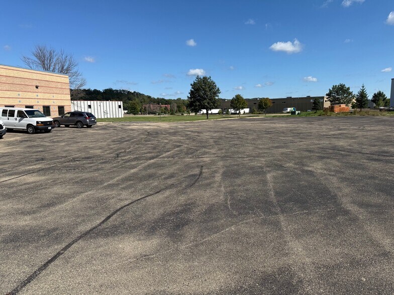 2777 Prairie Dr, River Falls, WI à louer - Photo de l’immeuble – Image 2 sur 32