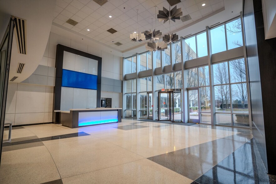1075 W Entrance Dr, Auburn Hills, MI à louer - Photo de l’immeuble – Image 3 sur 4