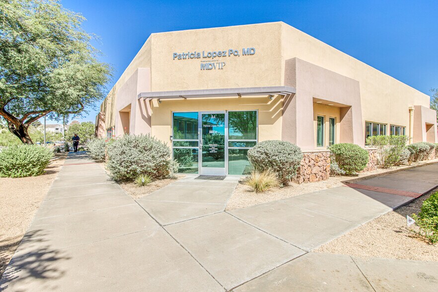 550 S Mesa Hills Dr, El Paso, TX à louer - Photo de l’immeuble – Image 1 sur 37