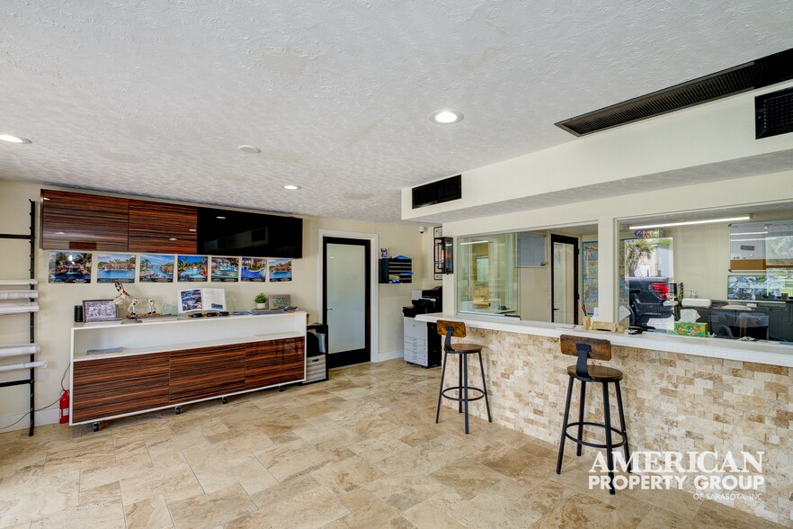 520 Colonia Ln E, Nokomis, FL à vendre - Photo de l’immeuble – Image 3 sur 28