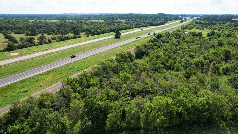 969 IH 45 N Feeder Rd, Huntsville, TX à vendre - Vidéo sur l’annonce professionnelle – Image 2 sur 44