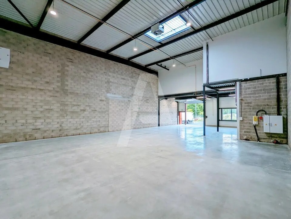 Local d’activités dans  à louer Photo de l’immeuble– Image 1 sur 9