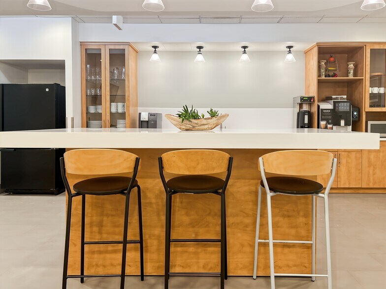 675 Cochrane Dr, Markham, ON à louer - Photo intérieure – Image 2 sur 21