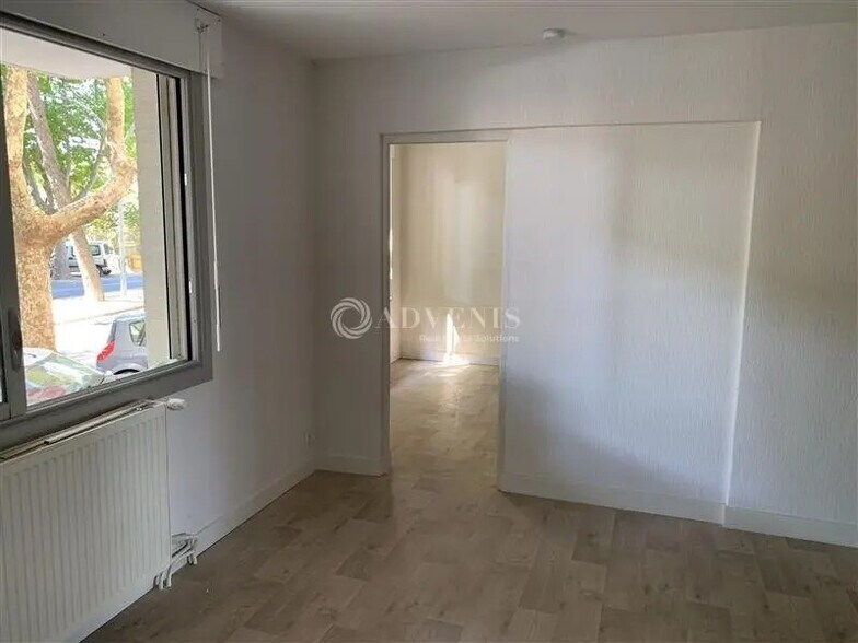 Bureau dans à louer - Photo de l’immeuble – Image 3 sur 12