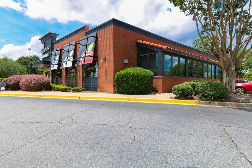 704 W Wade Hampton Blvd, Greer, SC à vendre - Photo de l’immeuble – Image 3 sur 6
