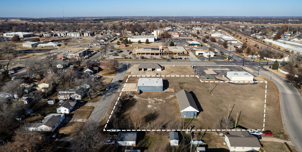 2 Flex Buildings With Yard In Haysville portefeuille de 2 biens à vendre sur LoopNet.fr - Photo de l’immeuble – Image 2 sur 17