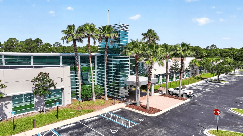 470 Destination Daytona Ln, Ormond Beach, FL à vendre - Photo de l’immeuble – Image 2 sur 14