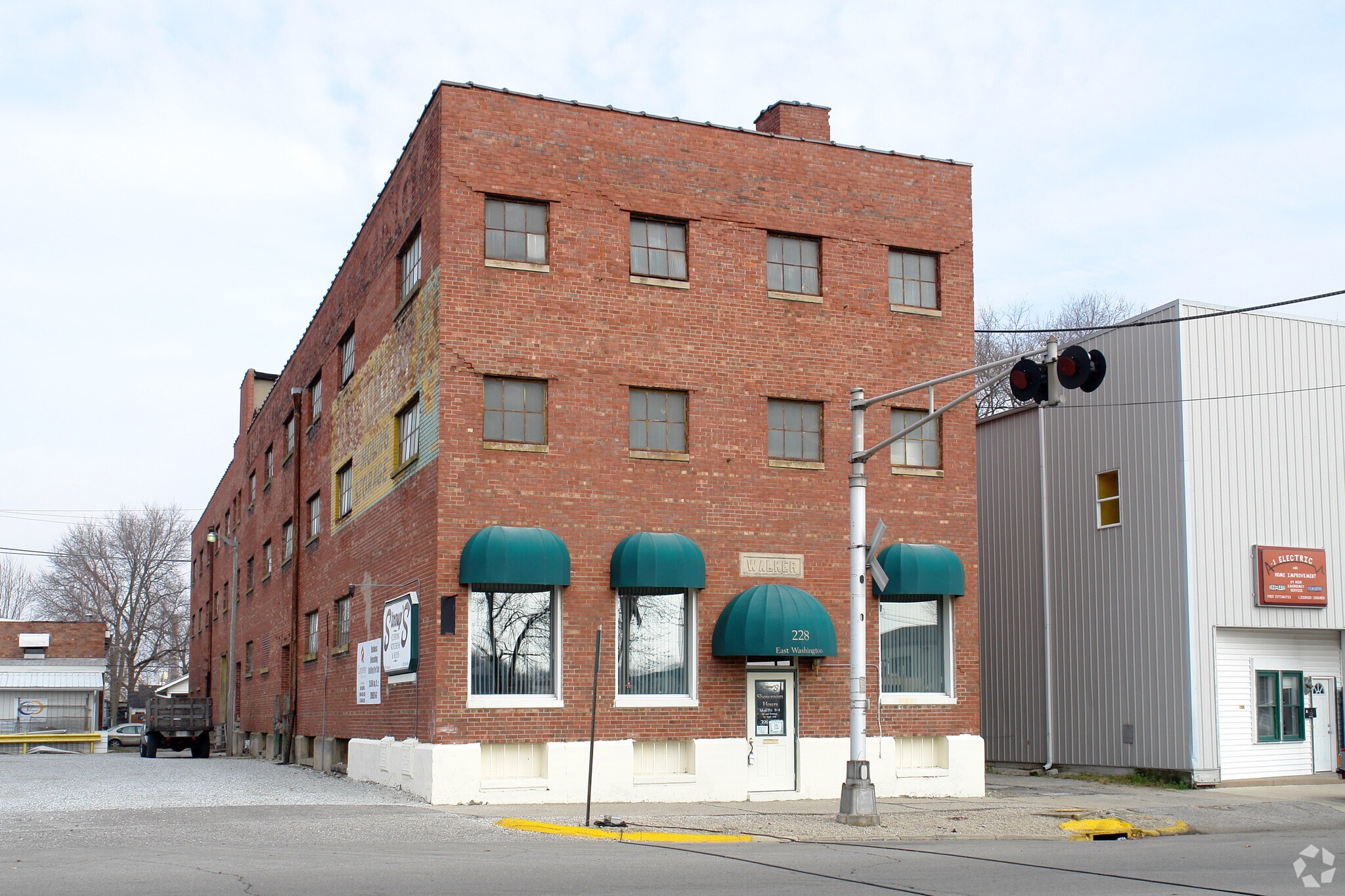 228 E Washington St, Shelbyville, IN à louer Photo de l’immeuble– Image 1 sur 17