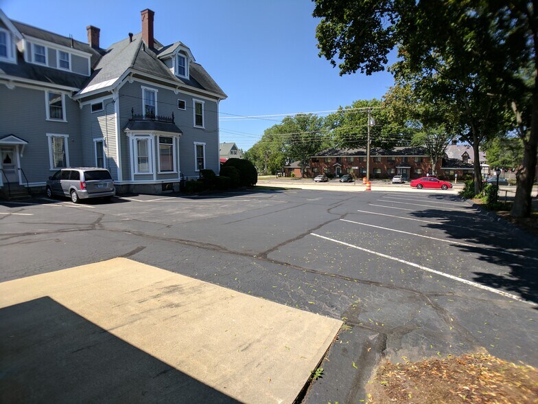 573 Pine St, Manchester, NH à louer - Photo de l’immeuble – Image 3 sur 33