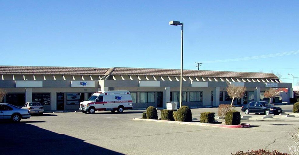 11497 Bartlett Ave, Adelanto, CA à louer - Photo de l’immeuble – Image 3 sur 16