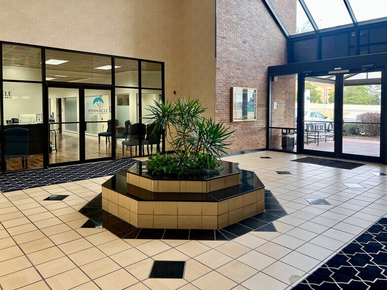 10825 Financial Centre Parkway, Little Rock, AR à louer - Photo de l’immeuble – Image 2 sur 6