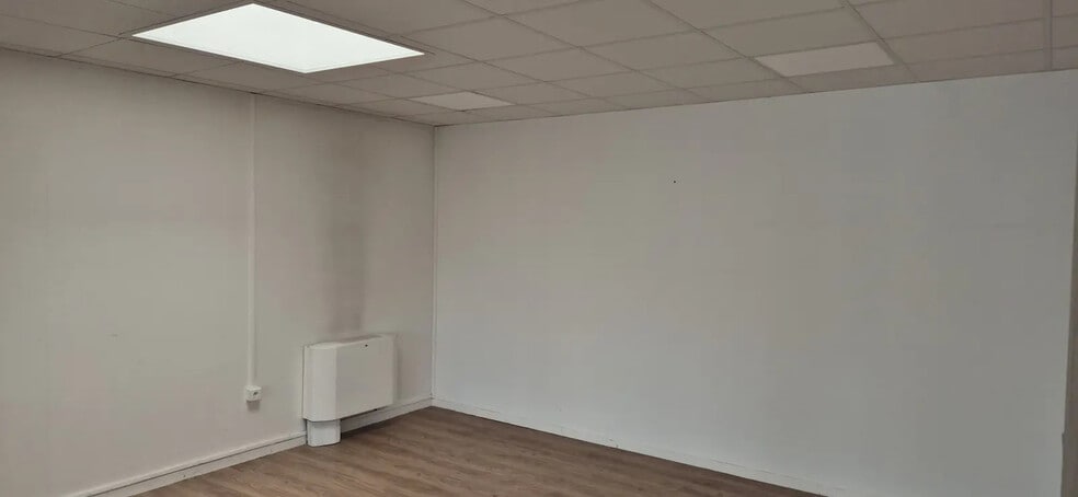 Bureau dans Bron à louer - Photo de l’immeuble – Image 3 sur 7