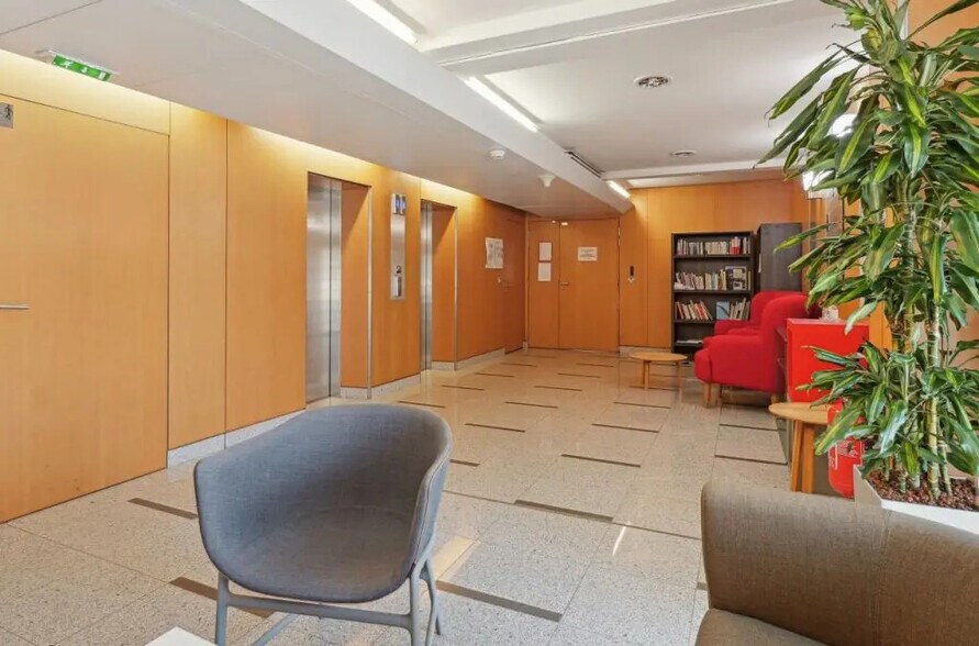 137-139 Rue De L'Universite, Paris à louer - Photo de l’immeuble – Image 2 sur 9