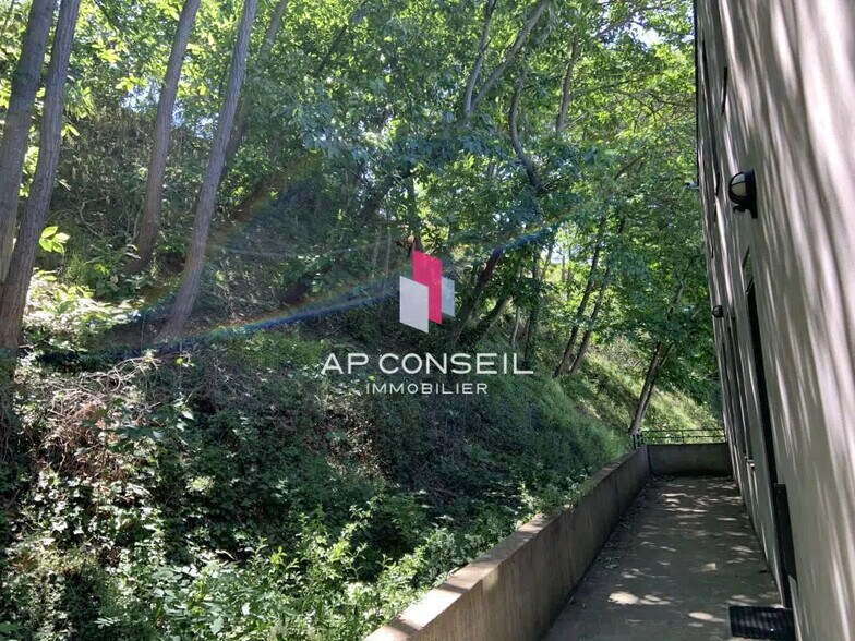 Local d’activités dans SAINT CYR L ECOLE à louer - Photo de l’immeuble – Image 3 sur 8