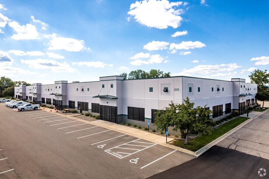 3225 Neil Armstrong Blvd, Eagan, MN à louer - Photo de l’immeuble – Image 2 sur 11
