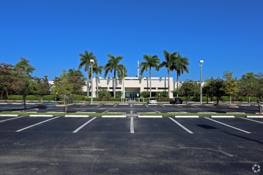1725 N Commerce Pky, Weston, FL à louer - Photo de l’immeuble – Image 2 sur 13